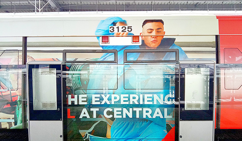 インパクトすごいタイの電車広告