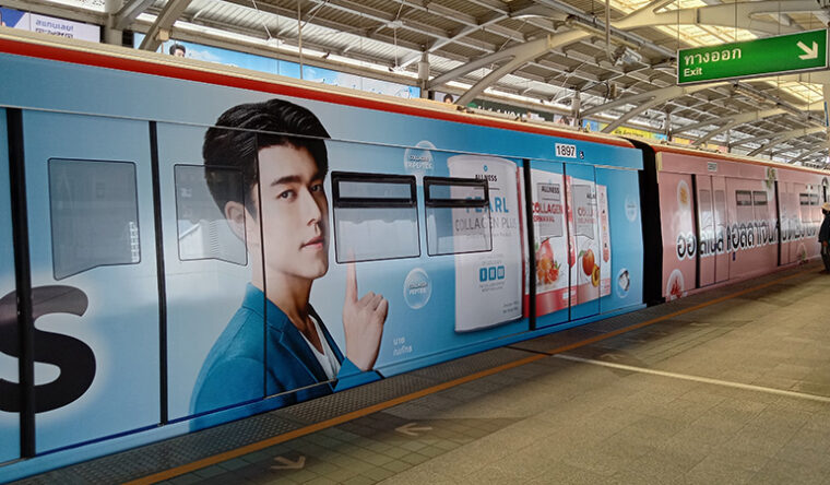 カラフルで派手！タイの電車広告のインパクト