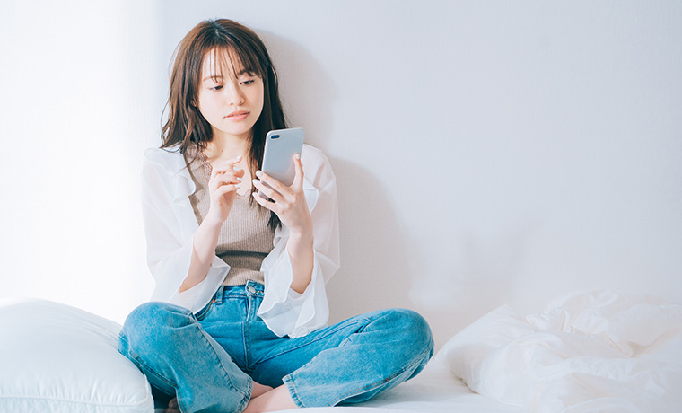 女性がスマホで検索している姿